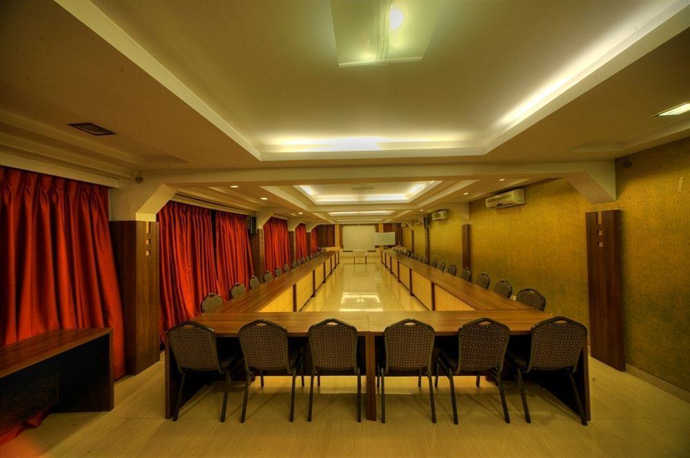 Zaras Resort Khandala Лонавала Экстерьер фото