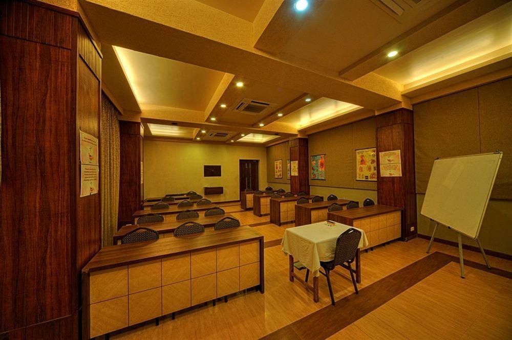 Zaras Resort Khandala Лонавала Экстерьер фото